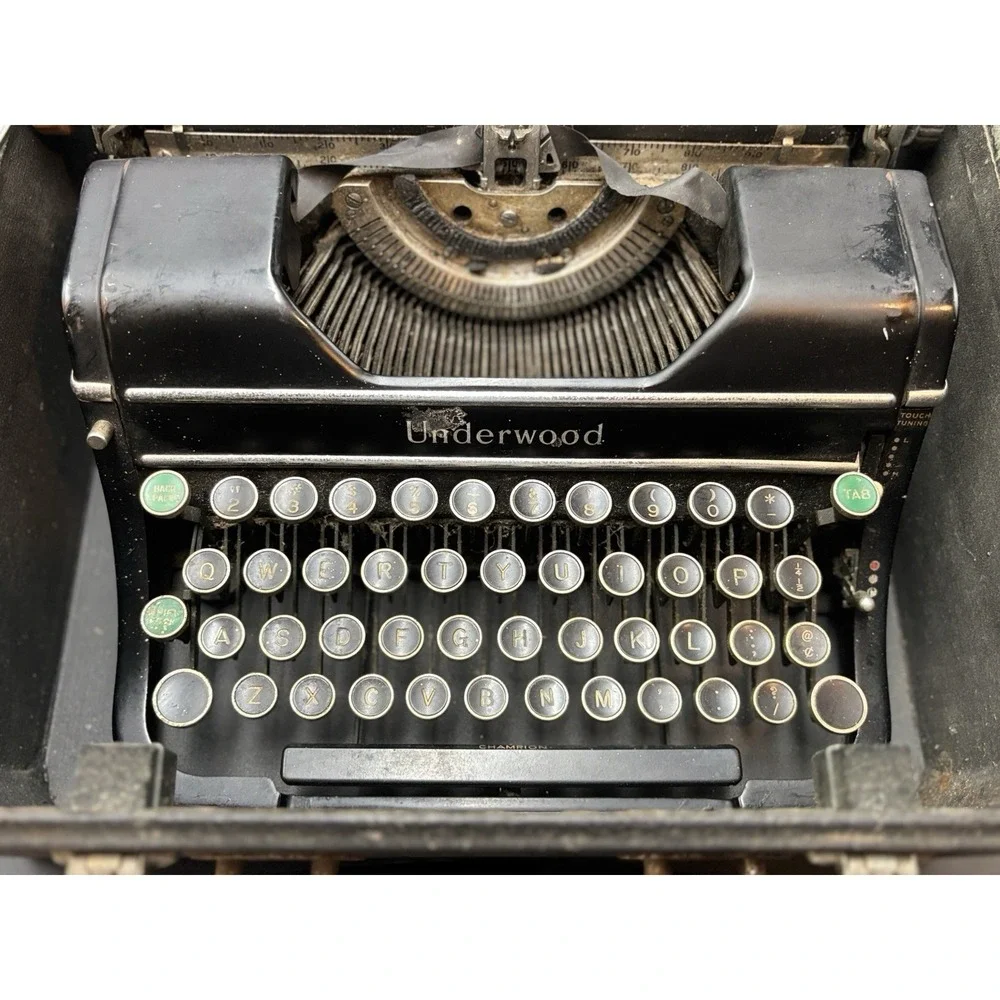 Antique Portable Underwood Manual Typewriter w/ Hard Carry Case